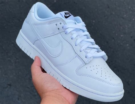 wmns dunk low triple white